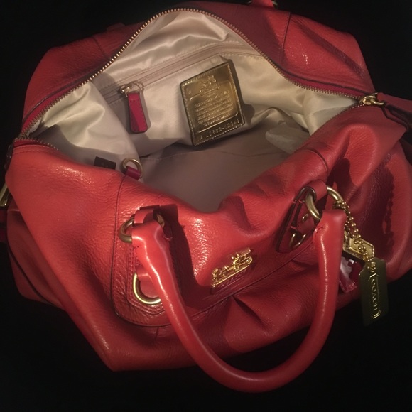 Red handcrafted coach bag - Picture 2 of 6